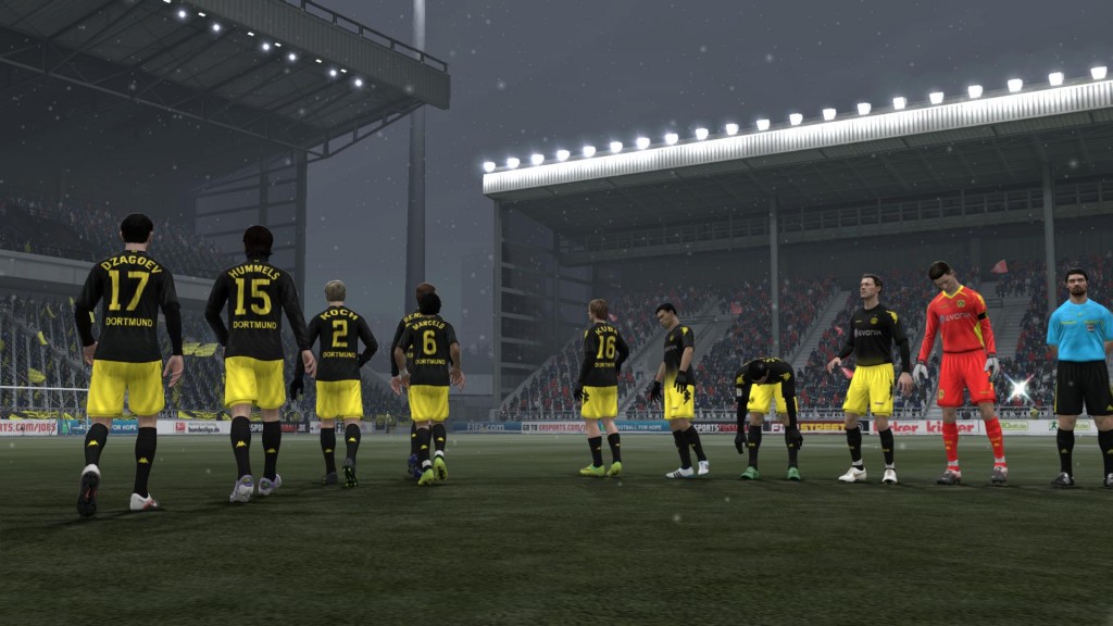Zawodnicy ustawiają się przed rozpoczęciem meczu - FIFA 12