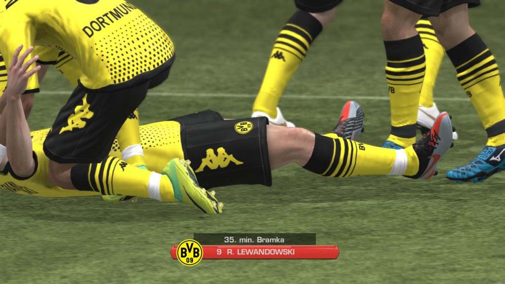 Robert Lewandowski cieszy się ze strzelonej bramki - FIFA 12